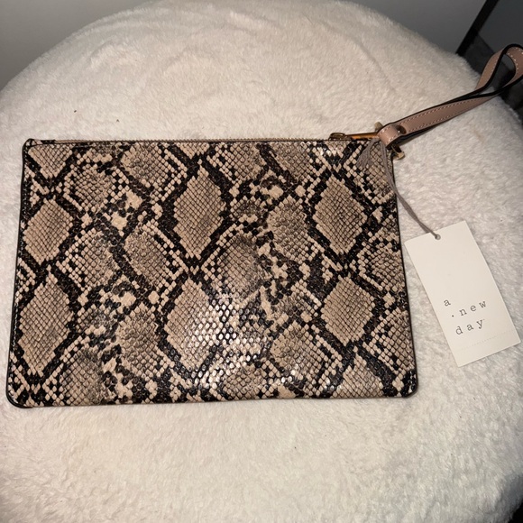a new day Handbags - Chic Tan Snakeskin Pattern Wrislet